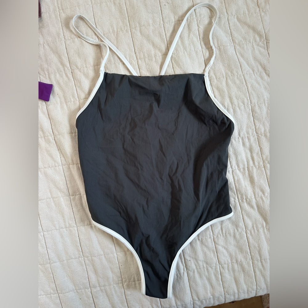 BNWT Acacia Peyton Piped Full Piece size Medium